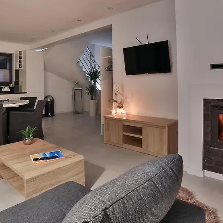 Semesterbostad Pod Lasem Mm