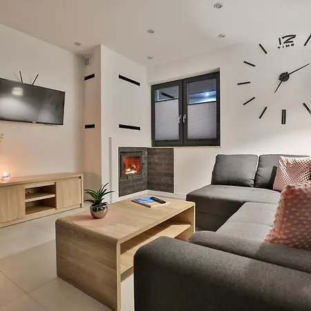 Semesterbostad Pod Lasem Mm